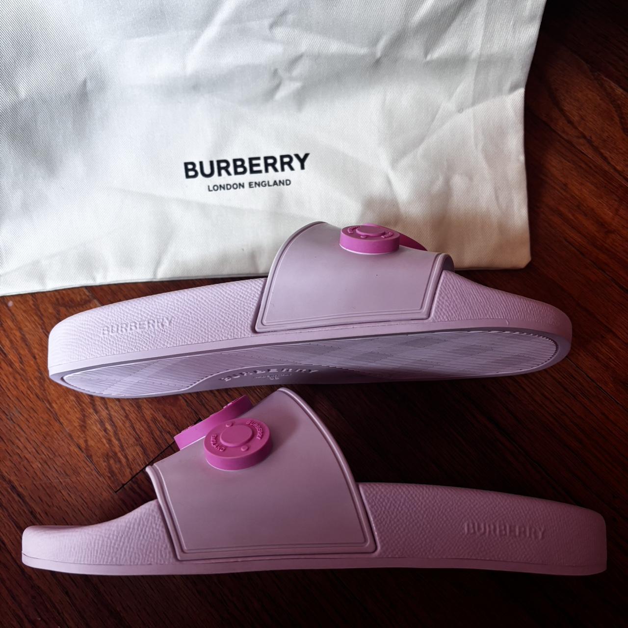 【BURBERRY】lady's ロゴ入りスリッパ 超人気！！pinkカラー Never Worn Pink Burberry Logo Graphic Rubber Slide🩷. | Depop