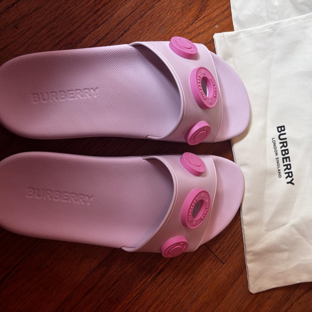 【BURBERRY】lady's ロゴ入りスリッパ 超人気！！pinkカラー Never Worn Pink Burberry Logo Graphic Rubber Slide🩷. | Depop