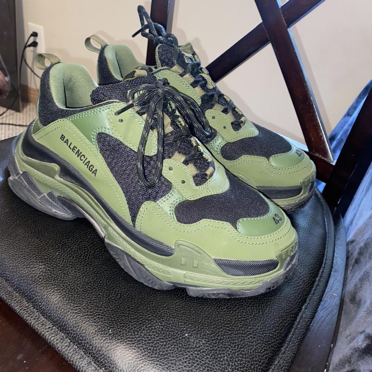 white new balance tennis shoes