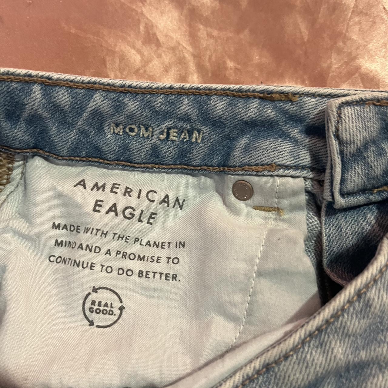 American eagle mom jean size 6 light wash - Depop