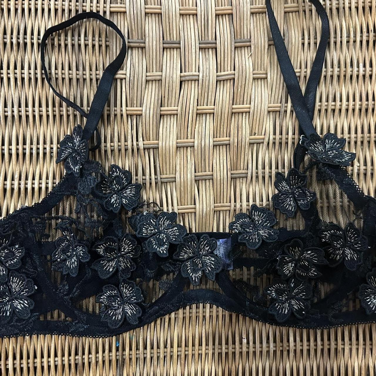 40 C black vintage bra with full support & no - Depop