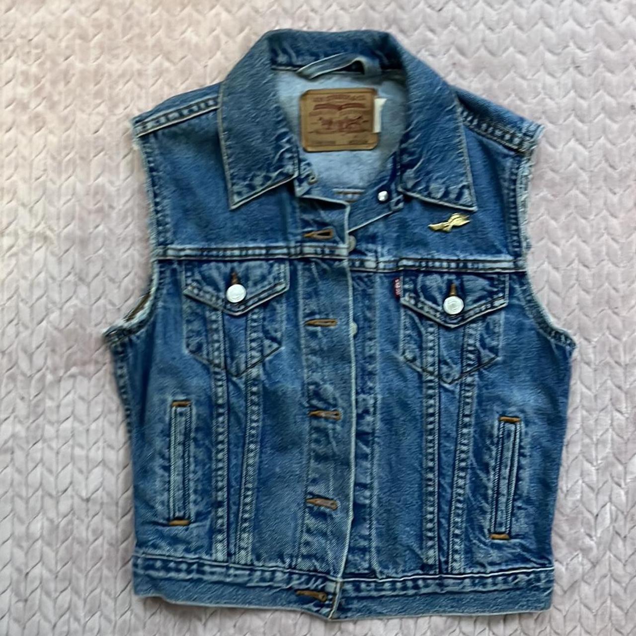 Levi's Women's Gilet | Depop