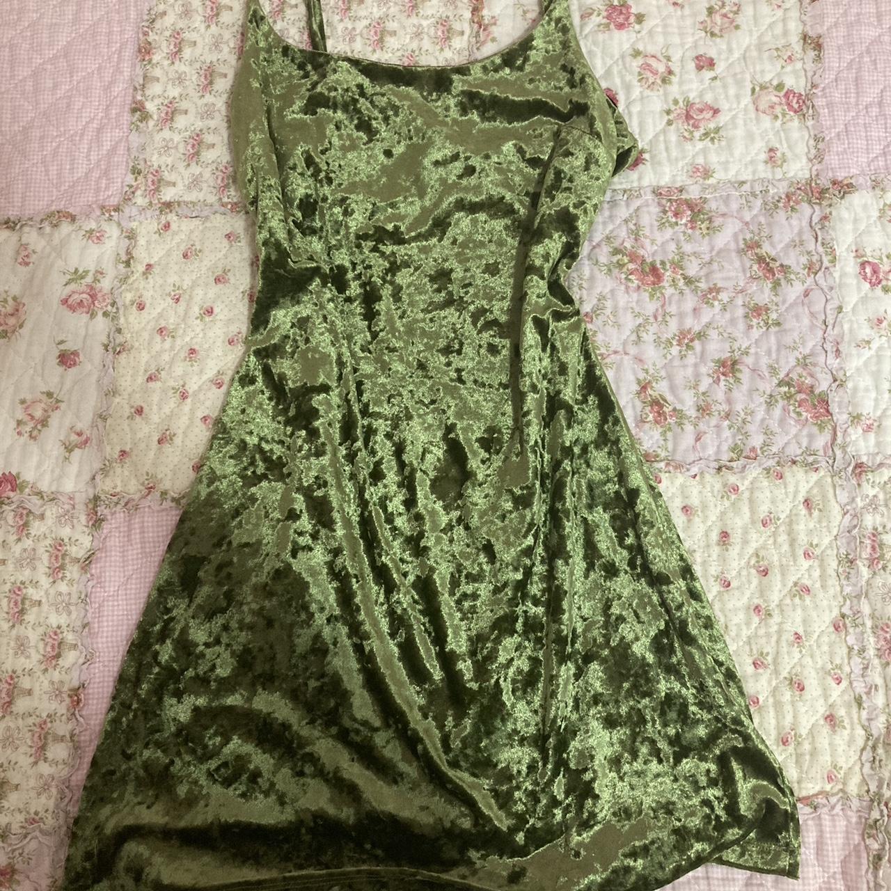 Green velvet clearance dress forever 21