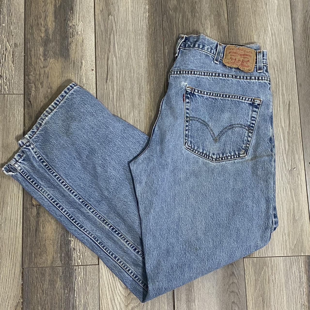 550 relaxed fit levi jeans 38x32 - Depop