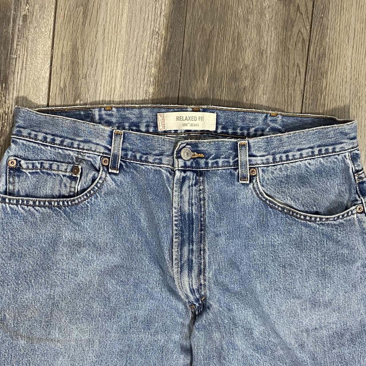 550 relaxed fit levi jeans 38x32 - Depop