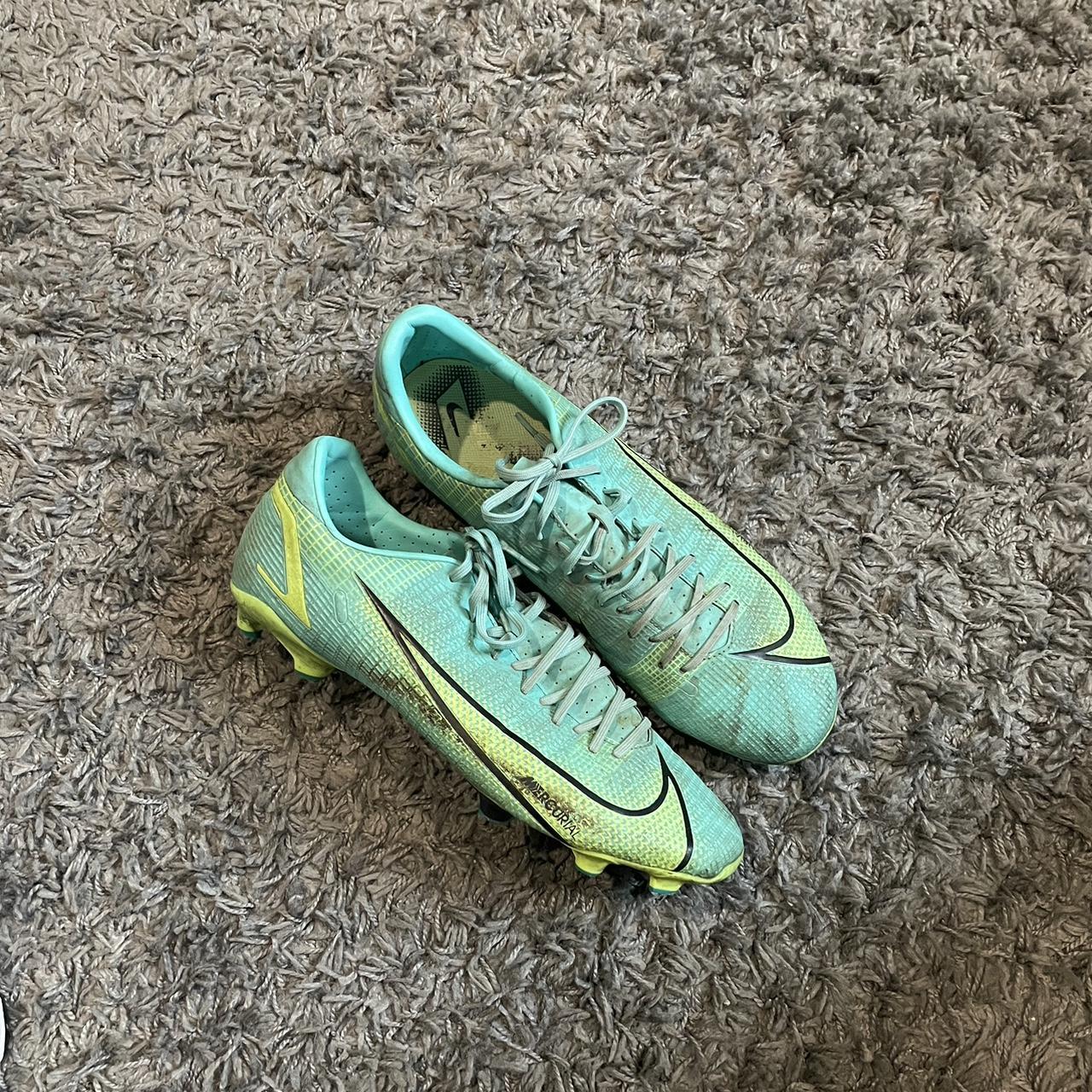 white nike vapor soccer cleats