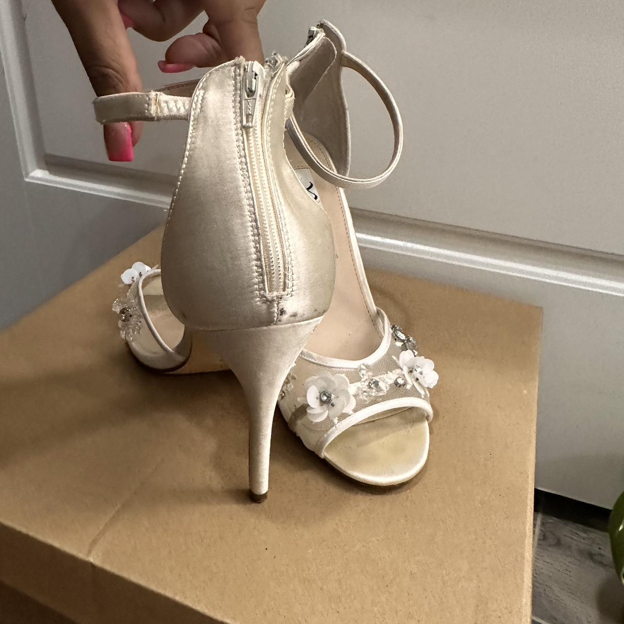 womens white nike pumps