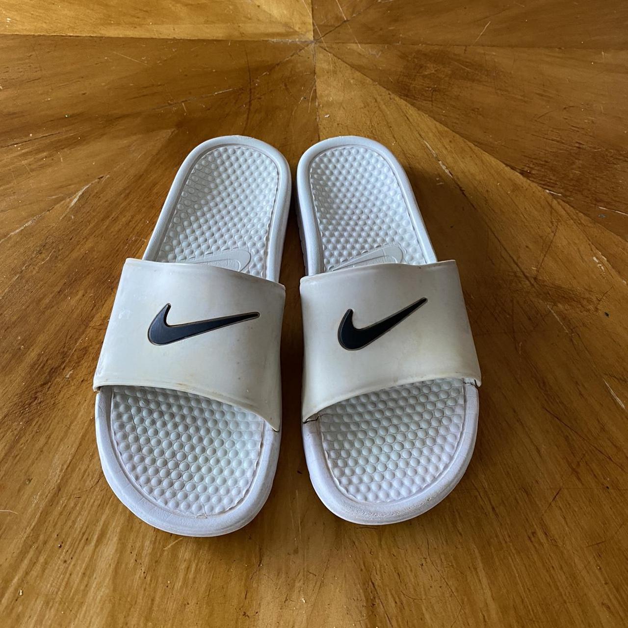 black and white nike flip flops