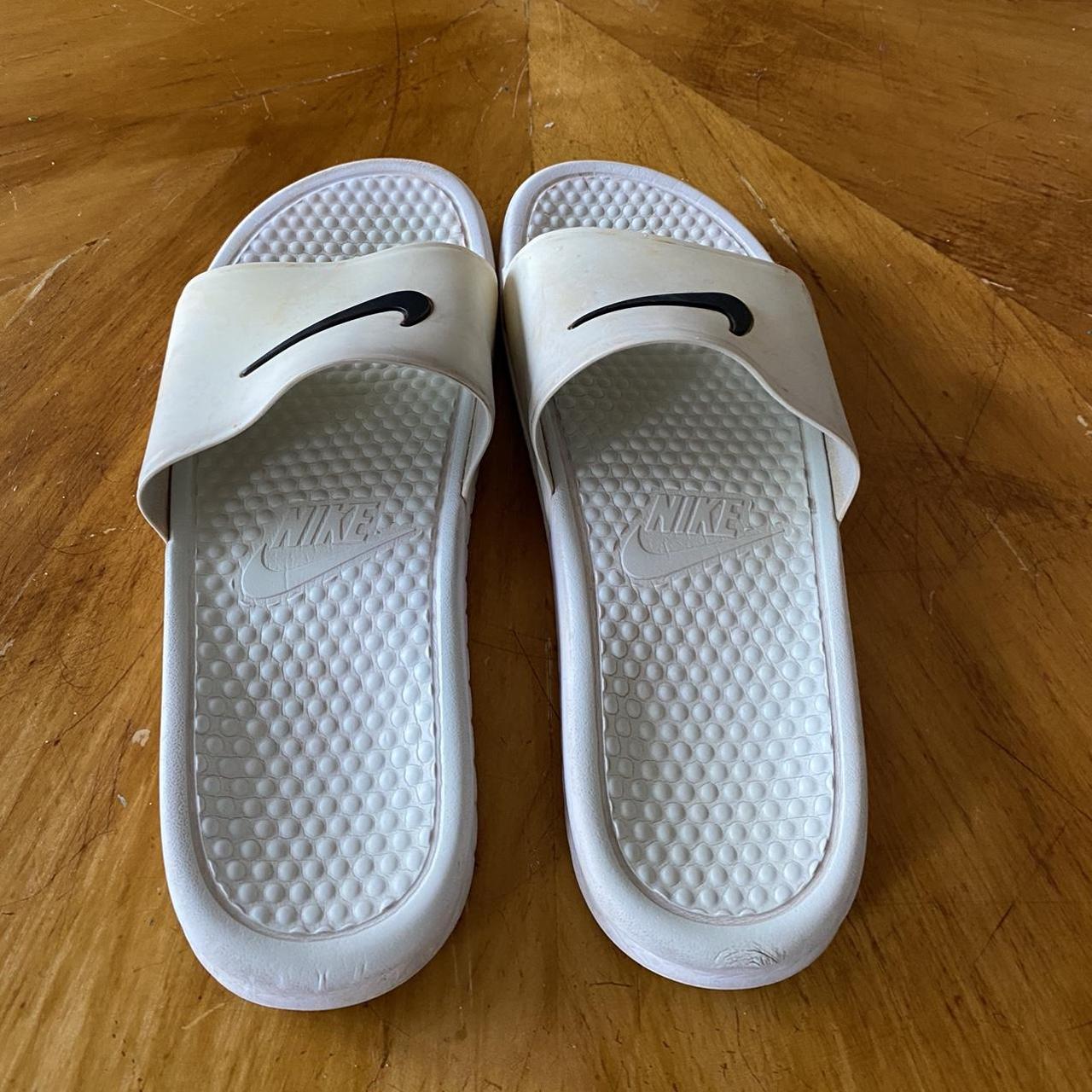 black and white nike flip flops