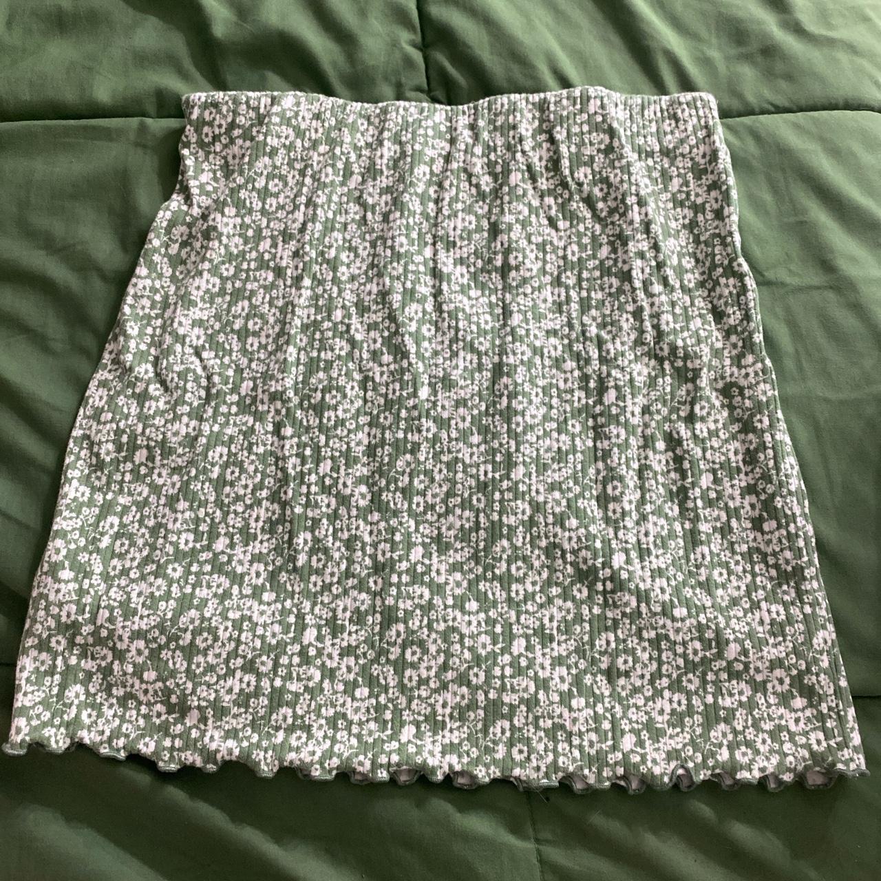 Live To Be Spoiled Women's White and Green Skirt (2)
