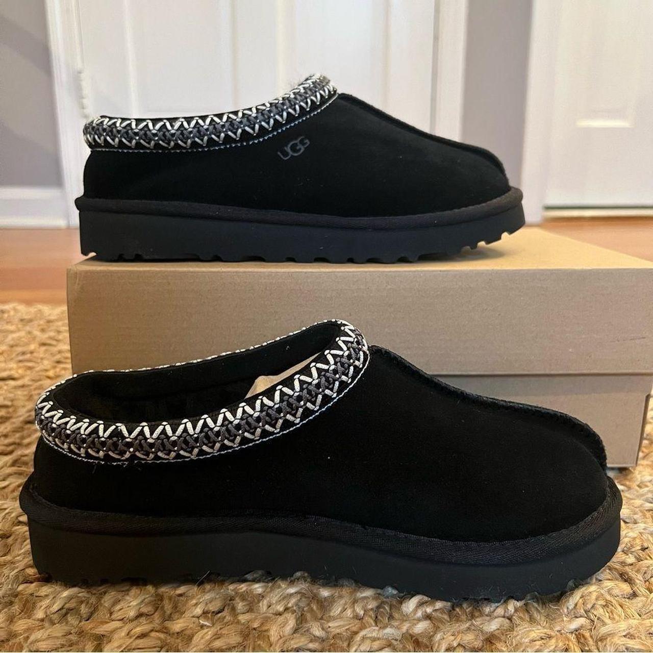 Ugg slippers best sale black size 8