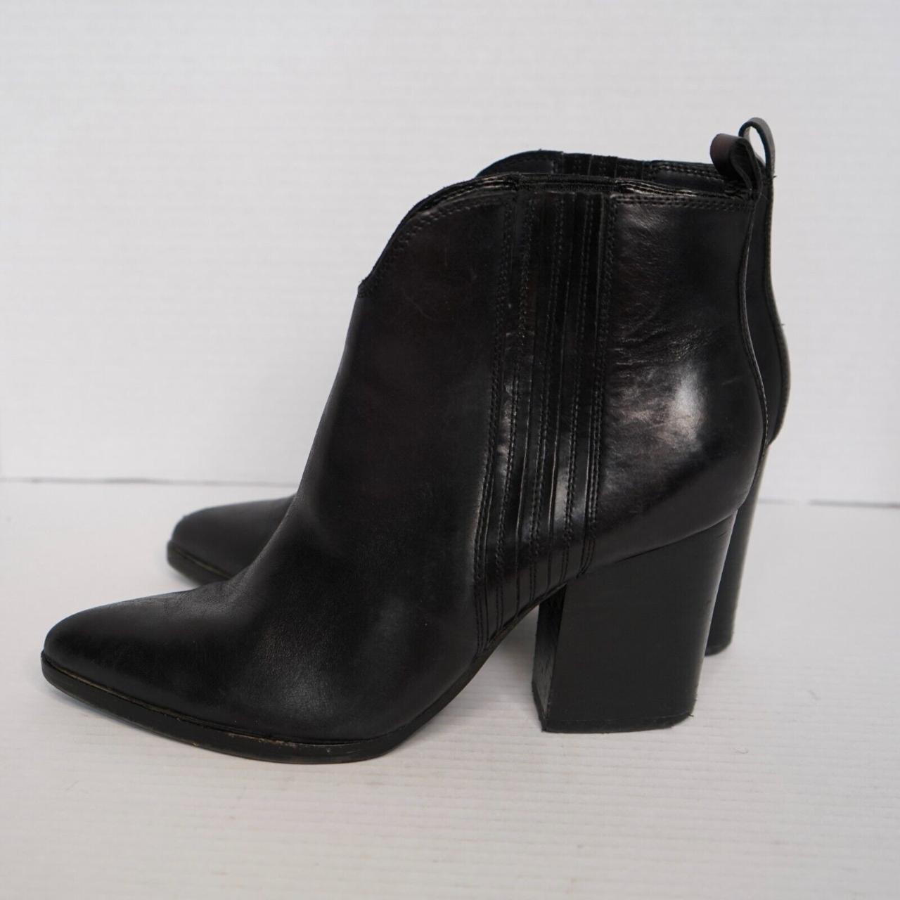 Marc orders Fisher women’s boots size 9