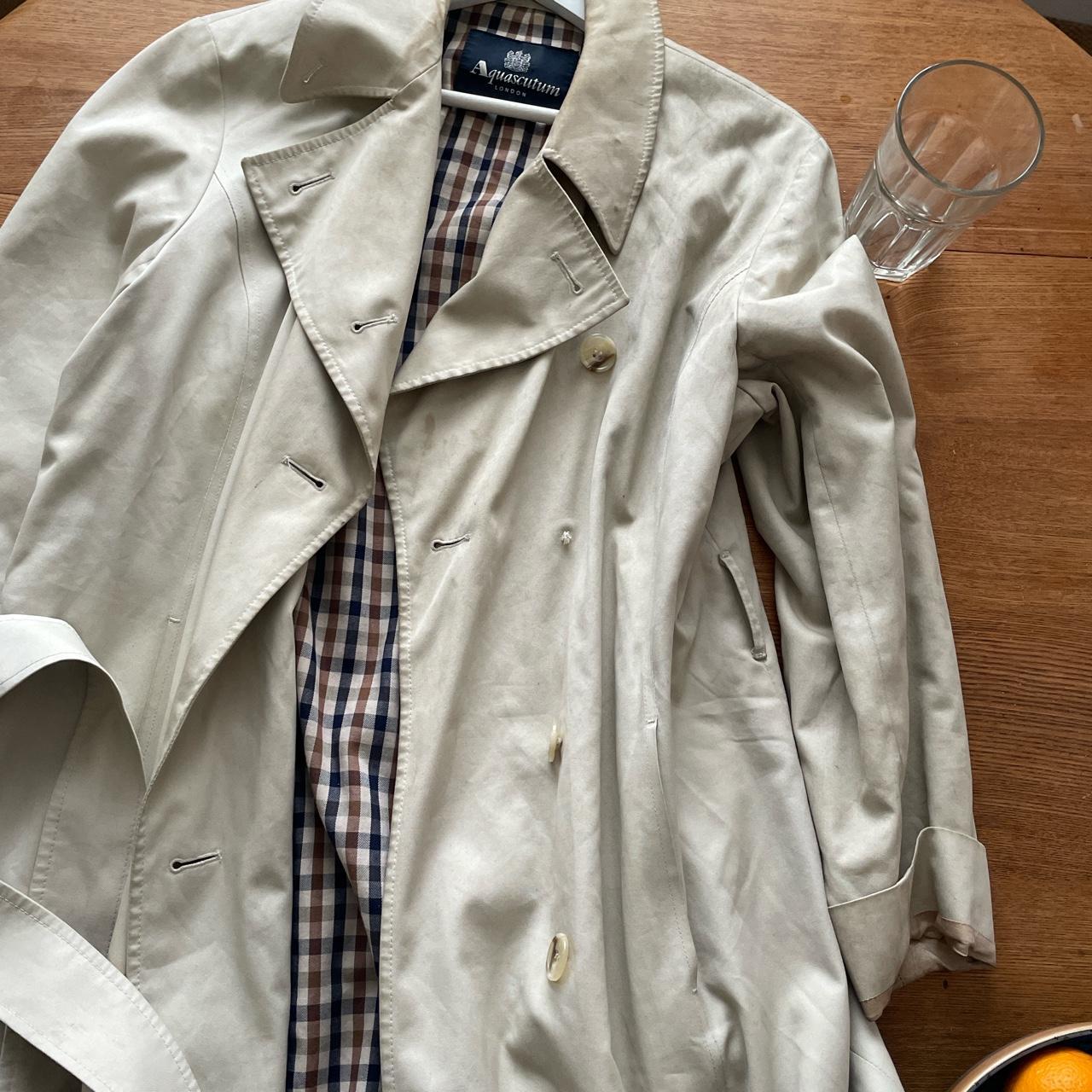 Aquascutum Trench Coat with belt Needs a dry clean