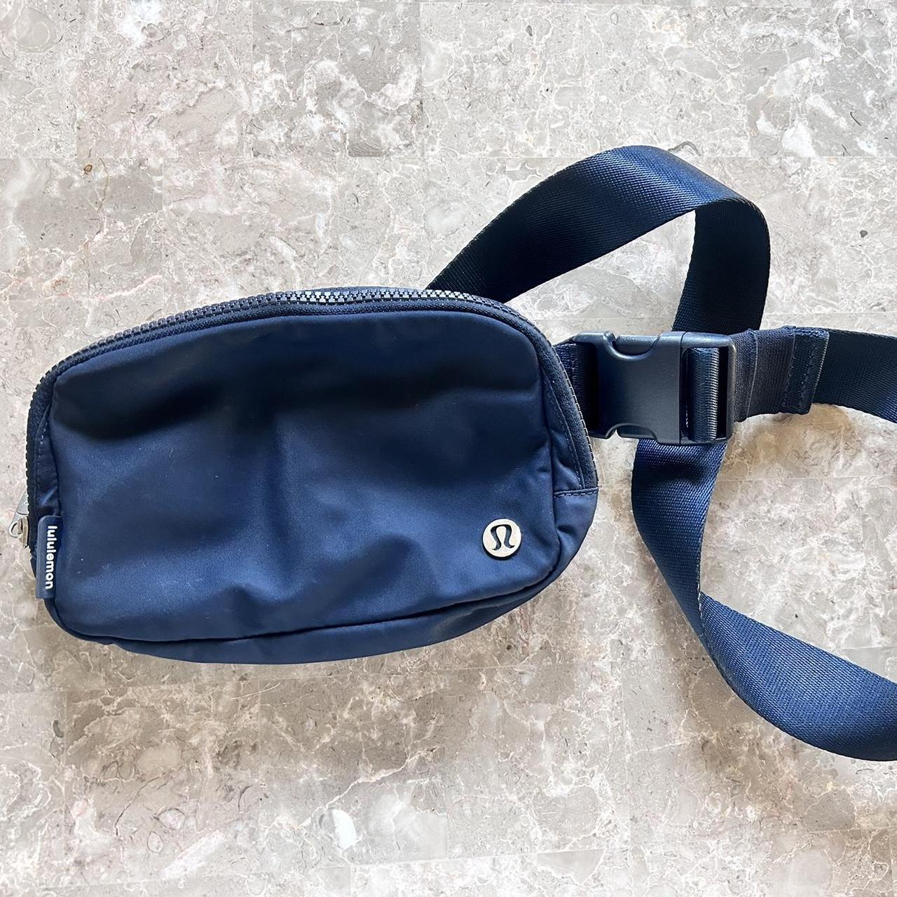 Lululemon store Everywhere Belt Bag Navy Blue