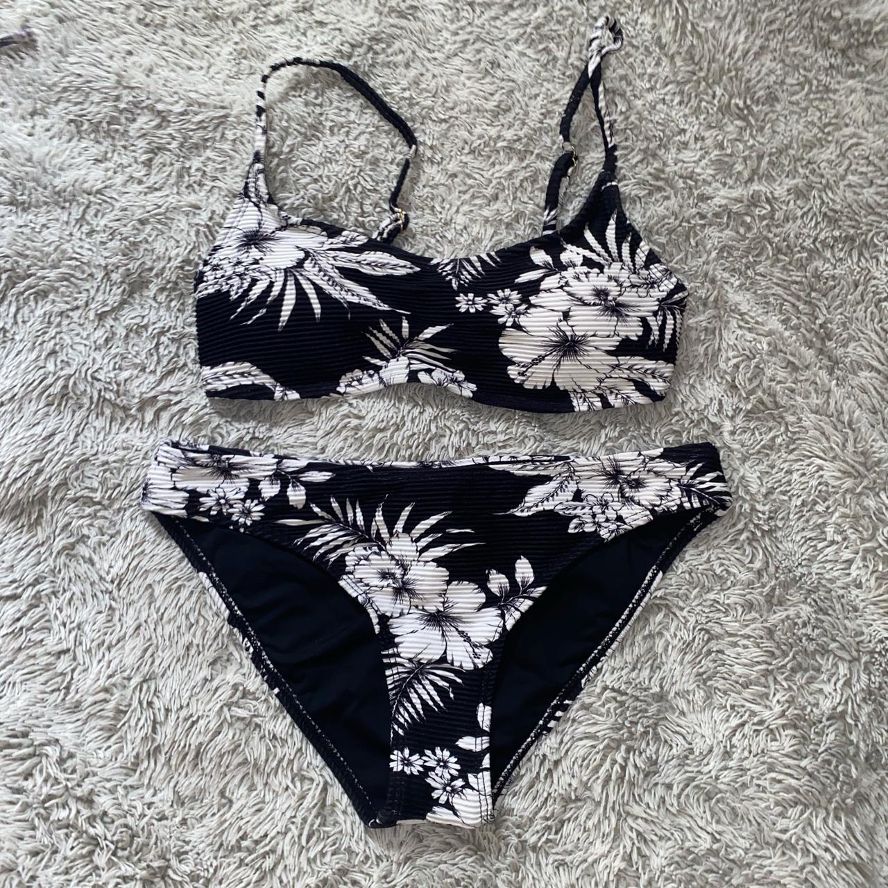 Kaiami Swim bikini set Top is size 8 and bottoms. Depop