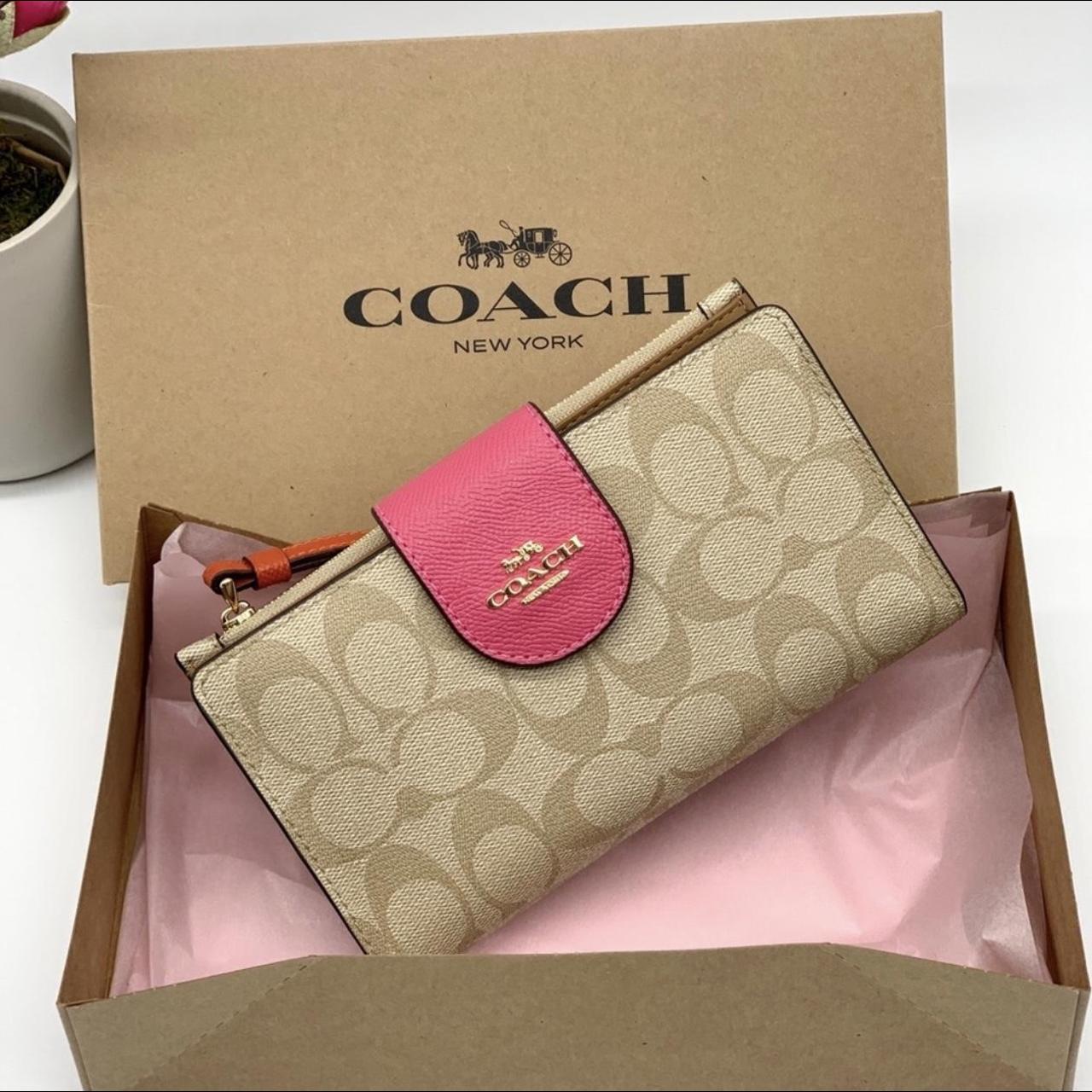 What's in Tech Phone Wallet from Coach ? 