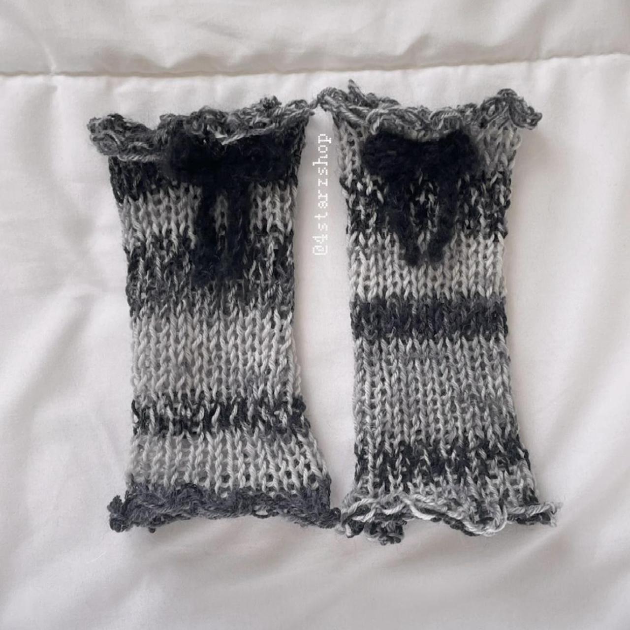 Women's Black and Grey Gloves Depop