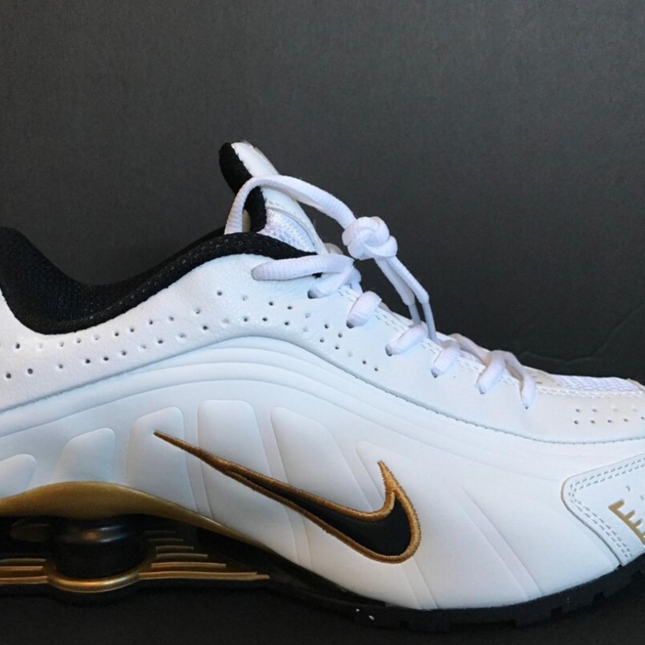 Nike shox white and gold deals