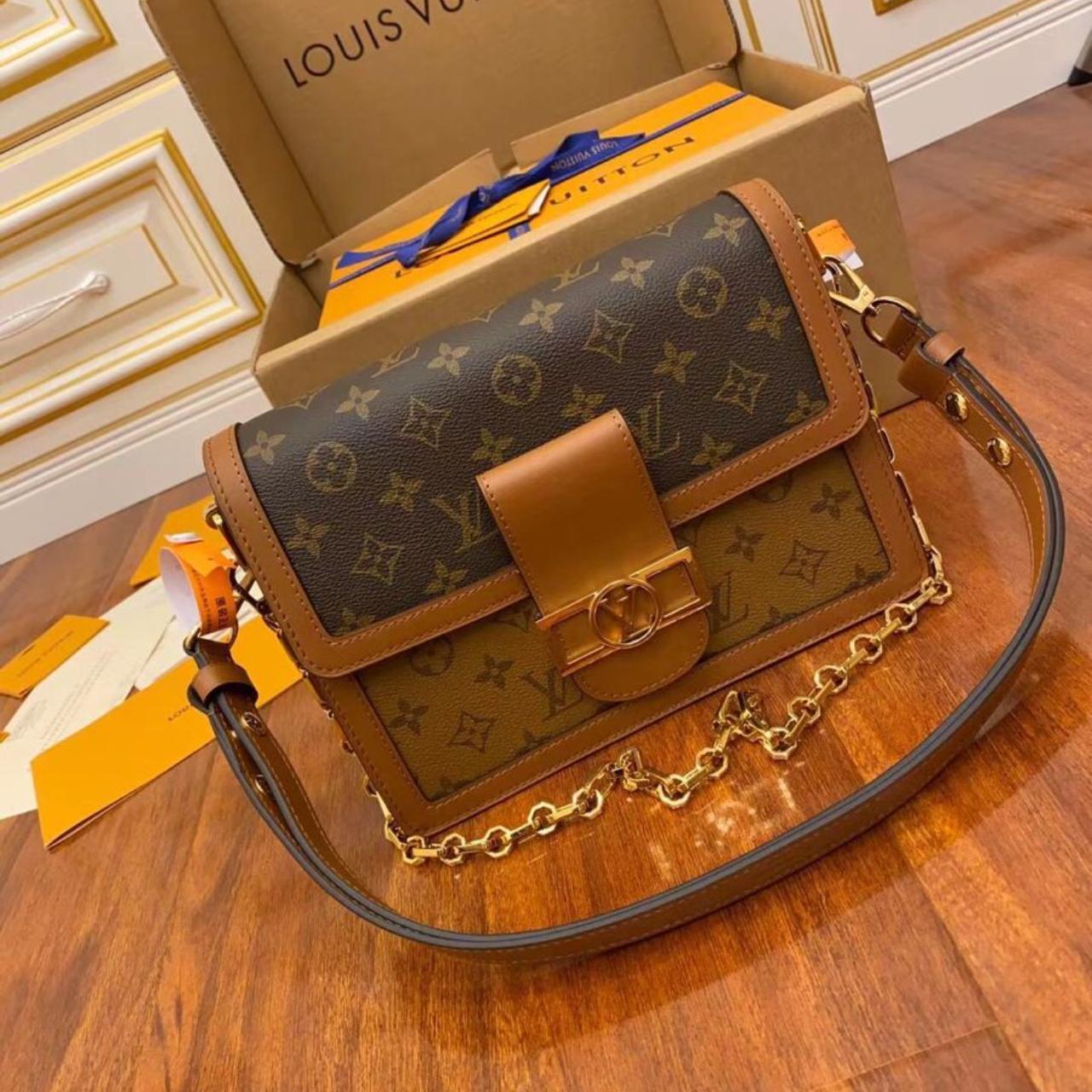 LOUIS VUITTON Comes in a 1oz glass roll on No - Depop