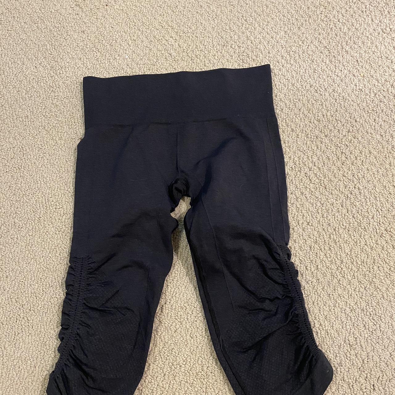 scrunch side lululemon capri leggings - Depop