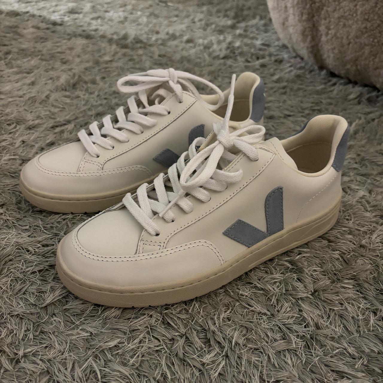 vejas black and white