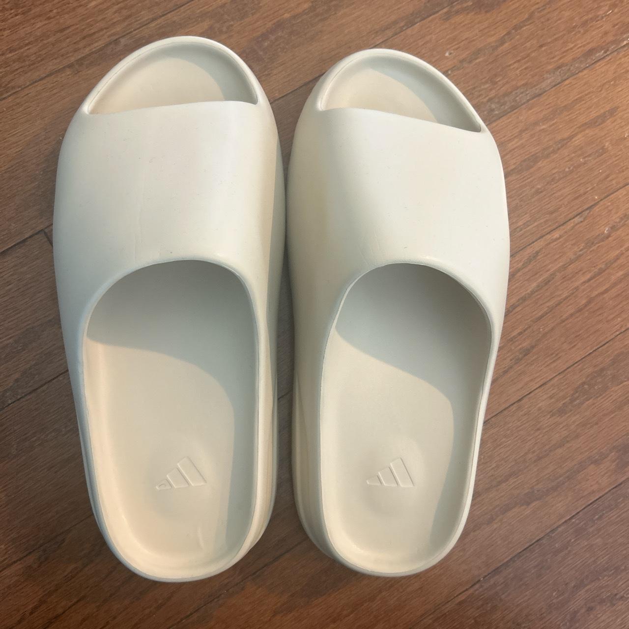 Yeezy Men's Cream Slides | Depop