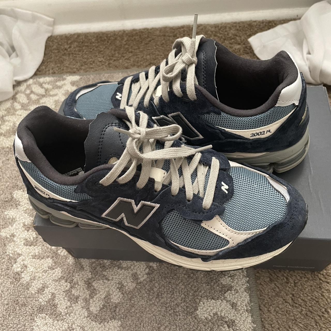 New Balance Men's Navy and White Trainers | Depop