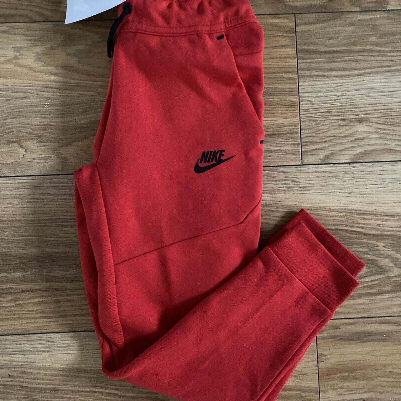 Nike sales red joggers