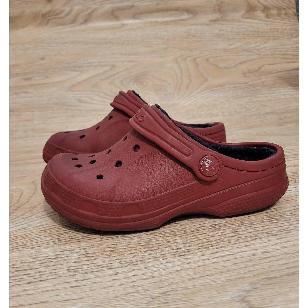 Maroon lined online crocs