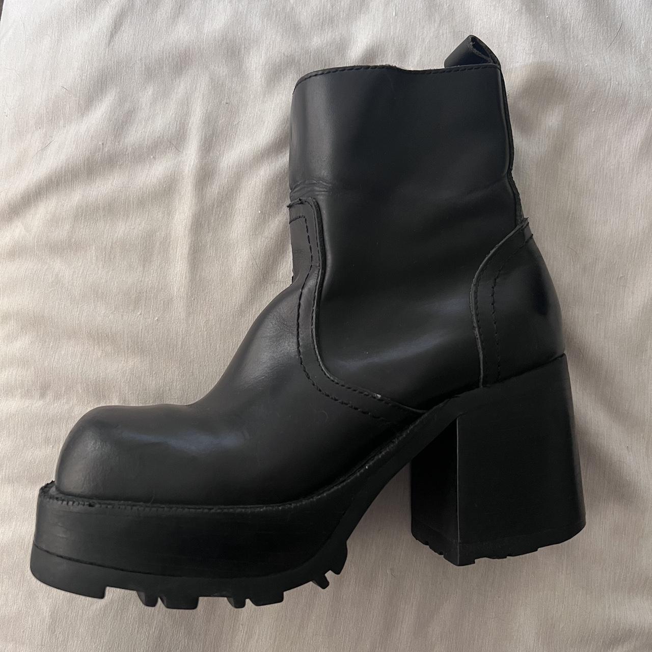 Black Steve Madden SPIN boots. Platform size 6 1 2