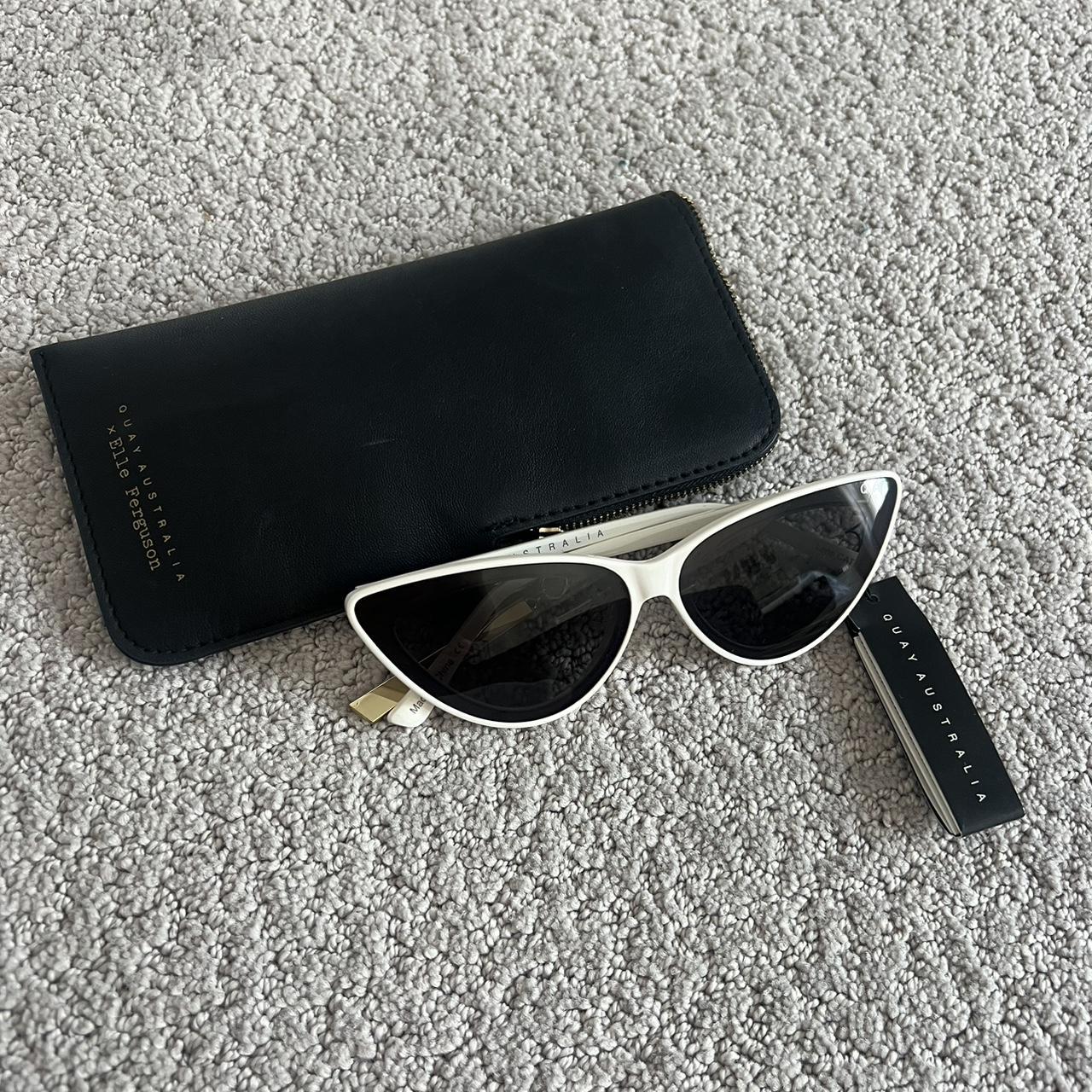 Do quay sunglasses come with a case online