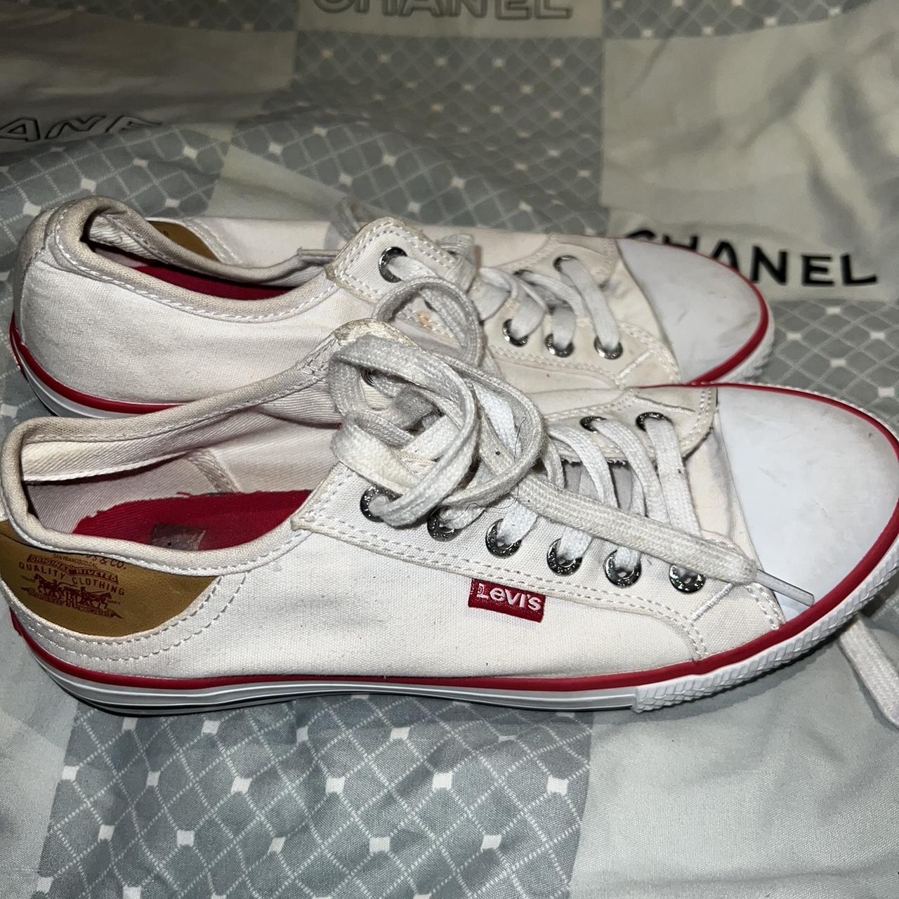 Levi's Women's White and Tan Trainers | Depop