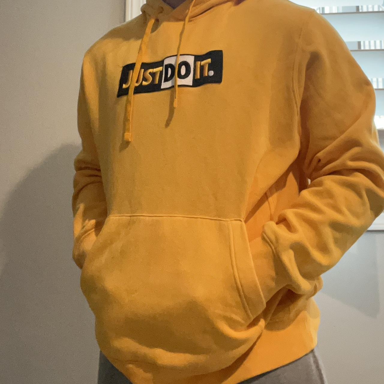 Black and yellow online nike sweatshirt