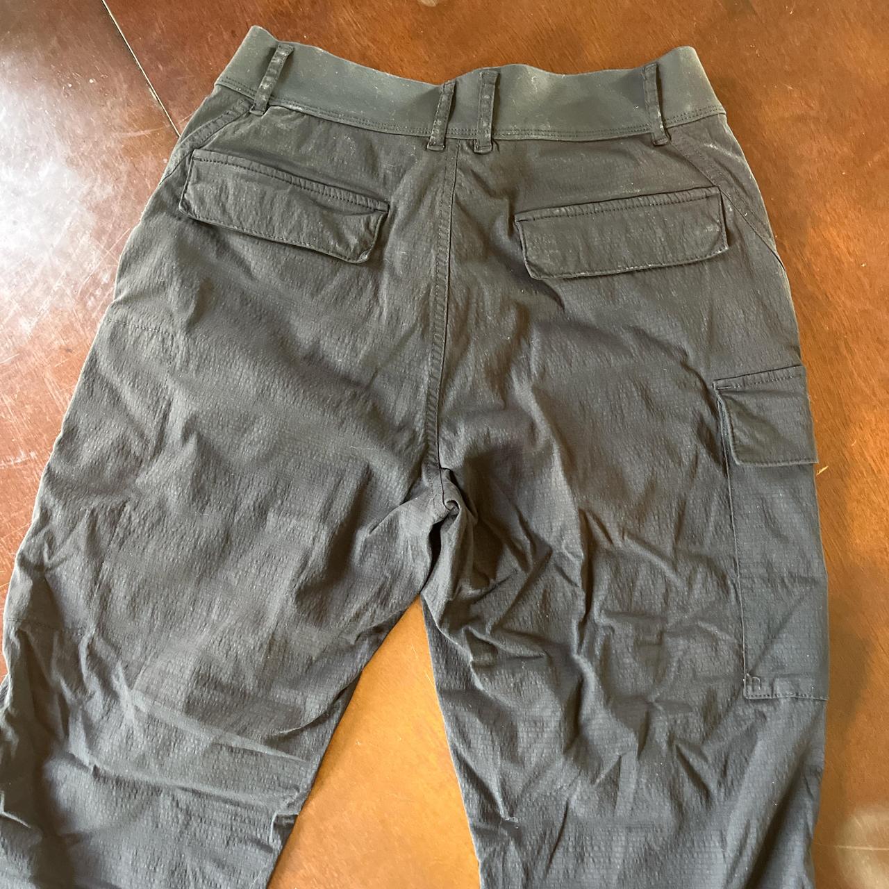 Athleta size 6 cargo pants very breathable and has - Depop