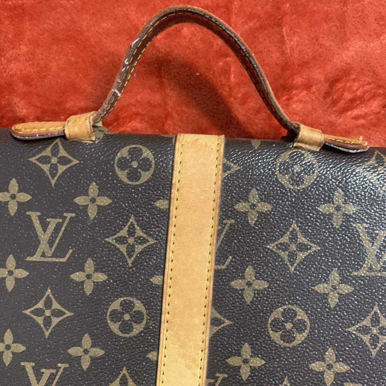 Louis vuitton purse medium size, any marks in the - Depop