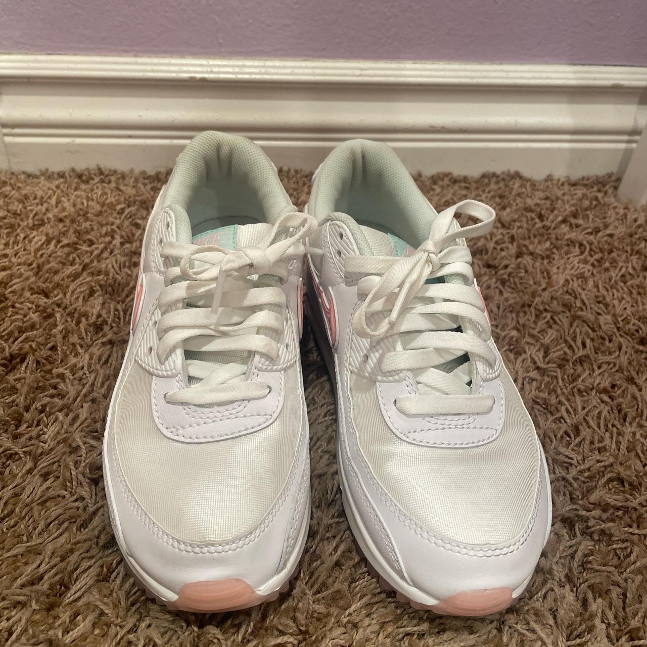 Nike Women's White and Pink Trainers | Depop