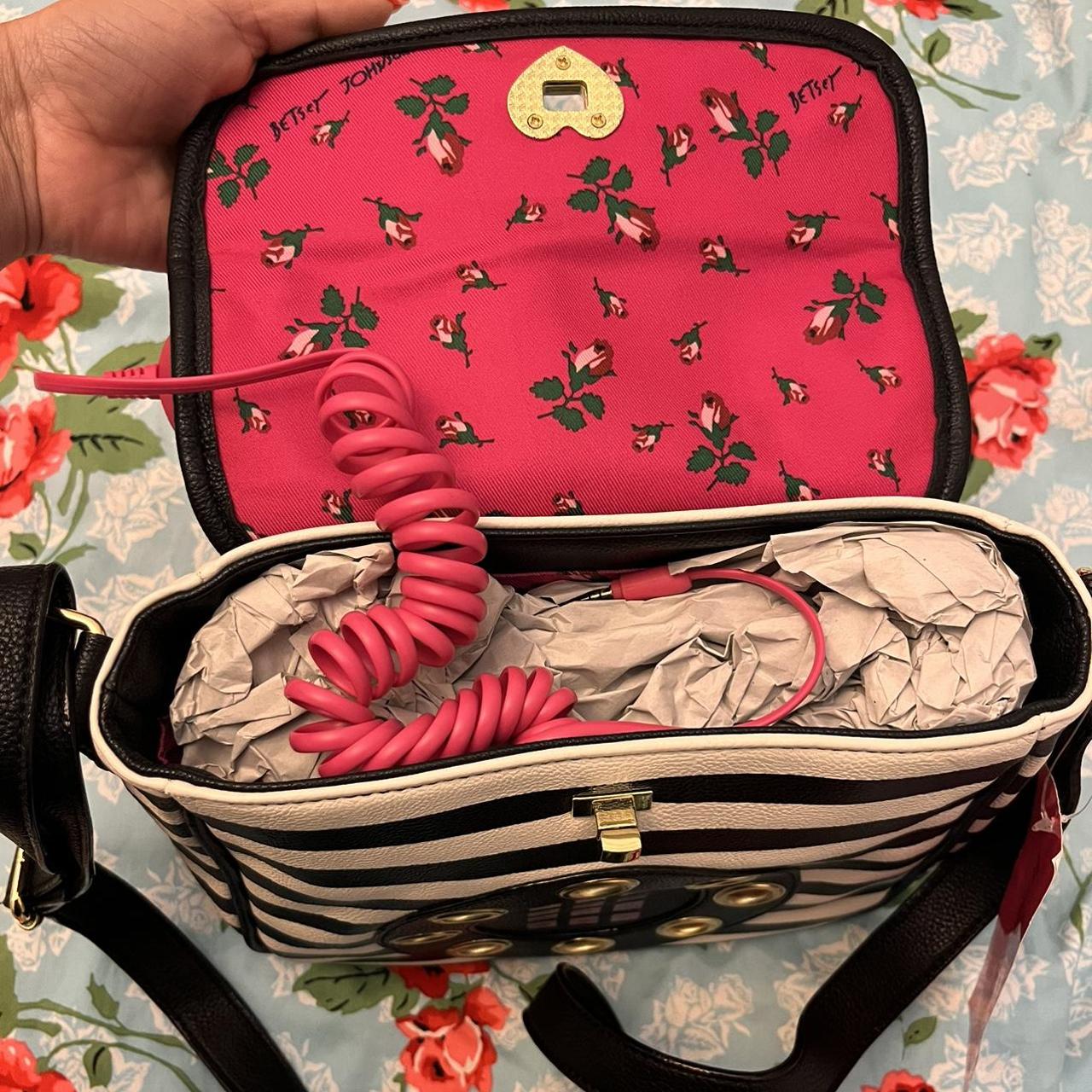Pin by Lauravaleriamu on Creatividad | Betsey johnson phone purse, Unusual  handbags, Cross shoulder bags