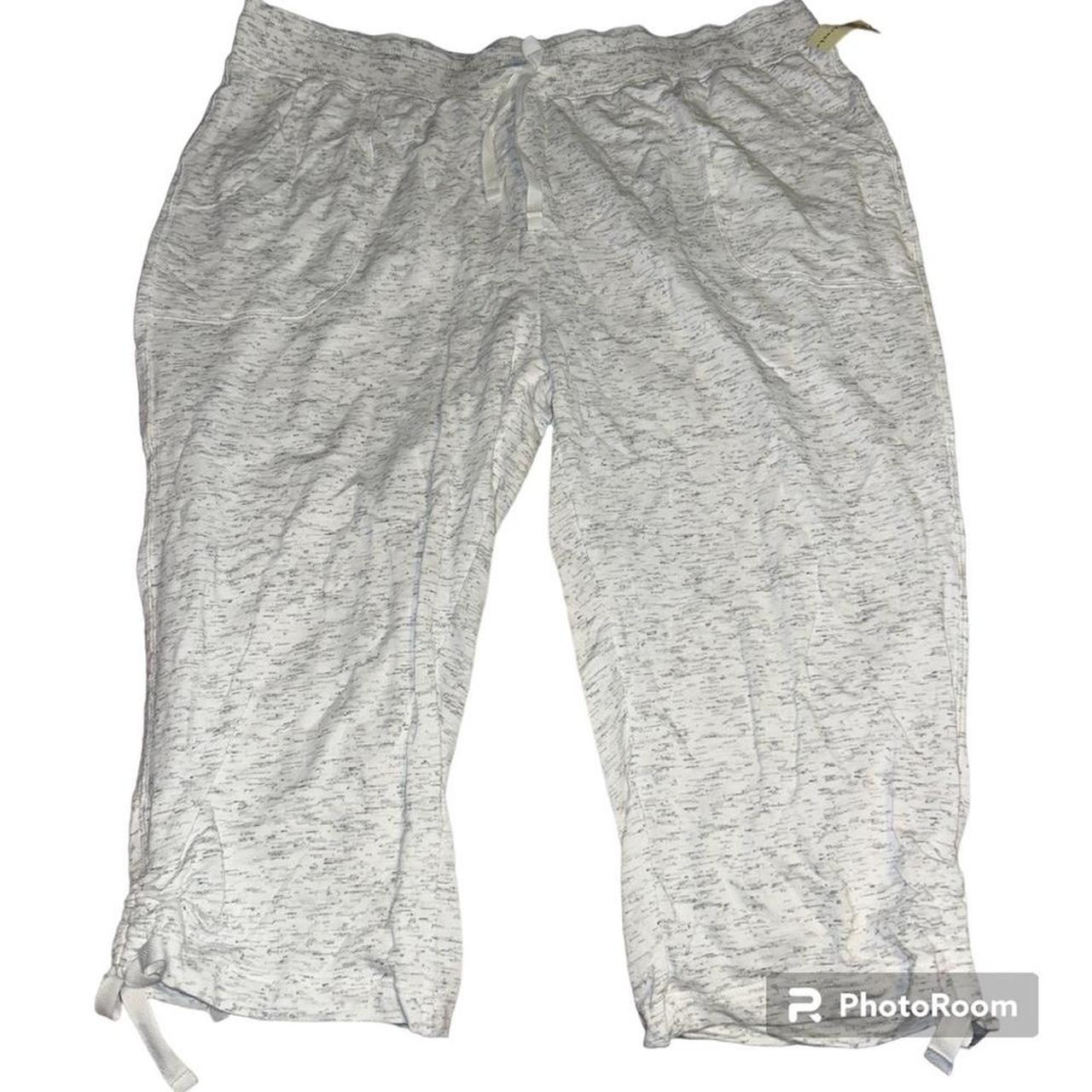 Comfy and casual gray capri length sweatpants. Cute