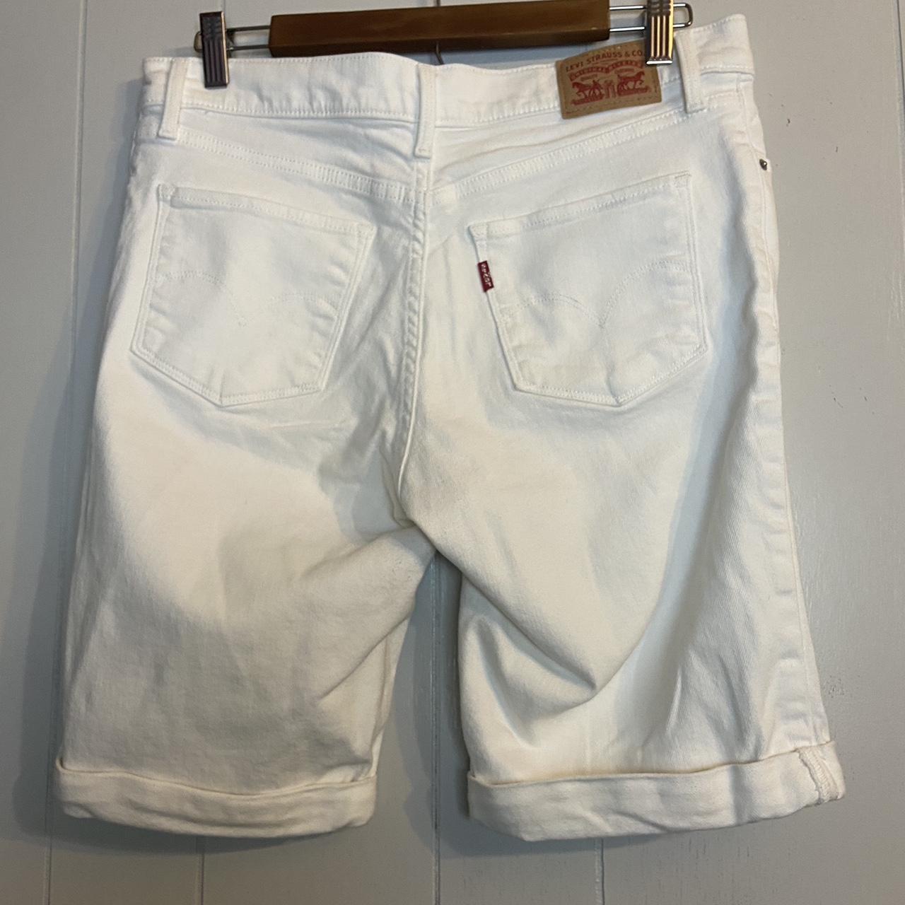 White levi hot sale bermuda shorts