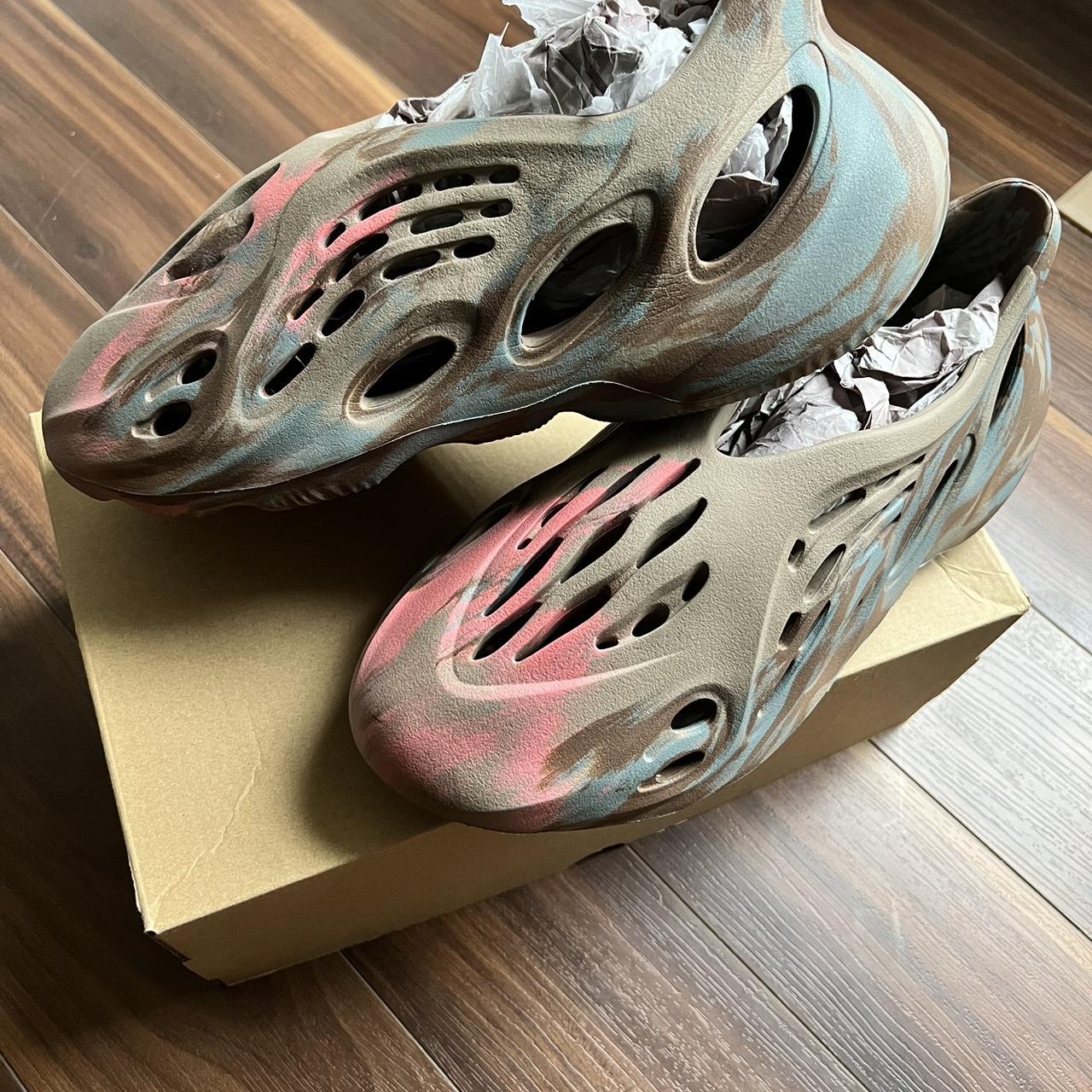 靴 YEEZY Foam Runner Yeezy Foam Runners MX Sand Grey Size 11 US Great | Depop