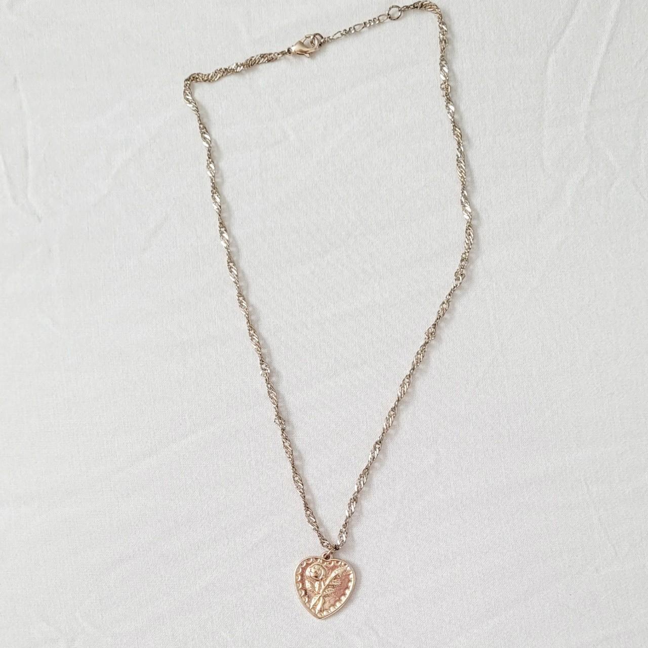 brandy melville heart rose necklace ♡ lightly used Depop