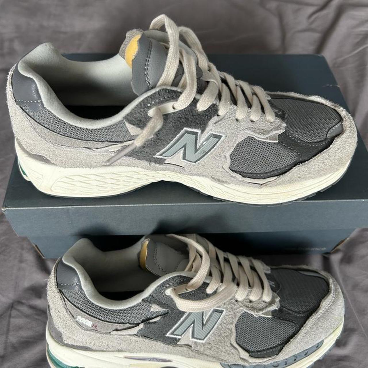 New Balance Men's Grey and White Trainers | Depop