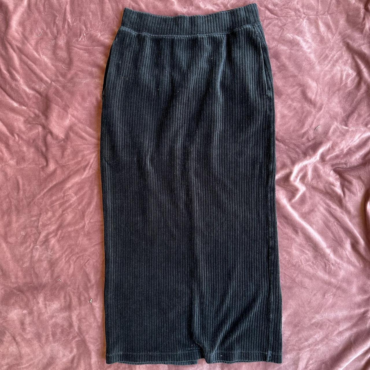UNIQLO Women's Black Skirt Depop