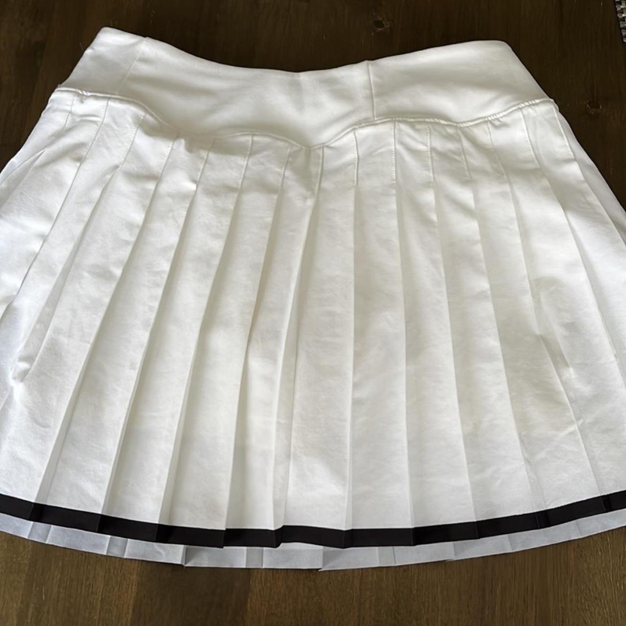 Nike Women's White and Black Skirt | Depop