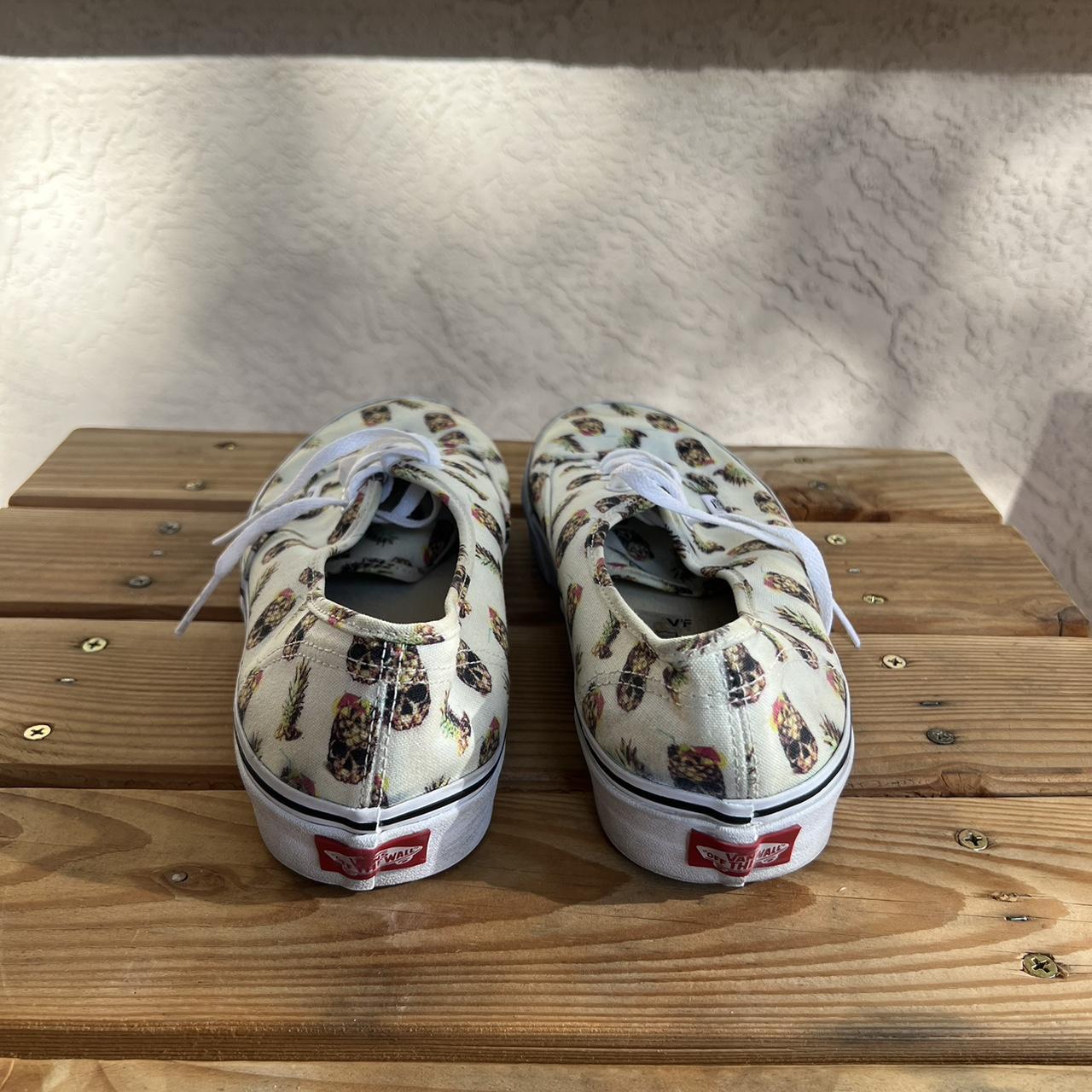 Pineapple store skull vans