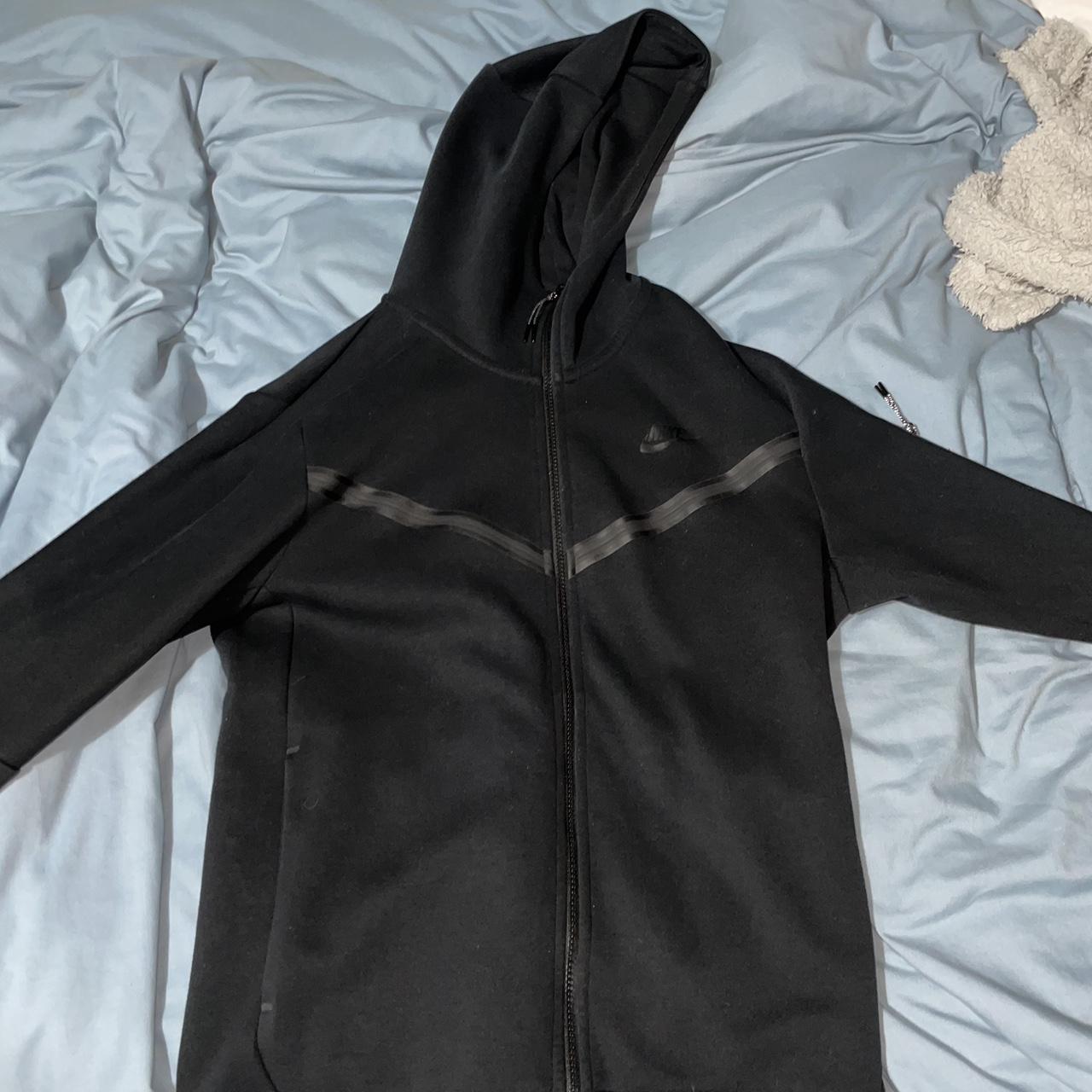medium nike tech fleece