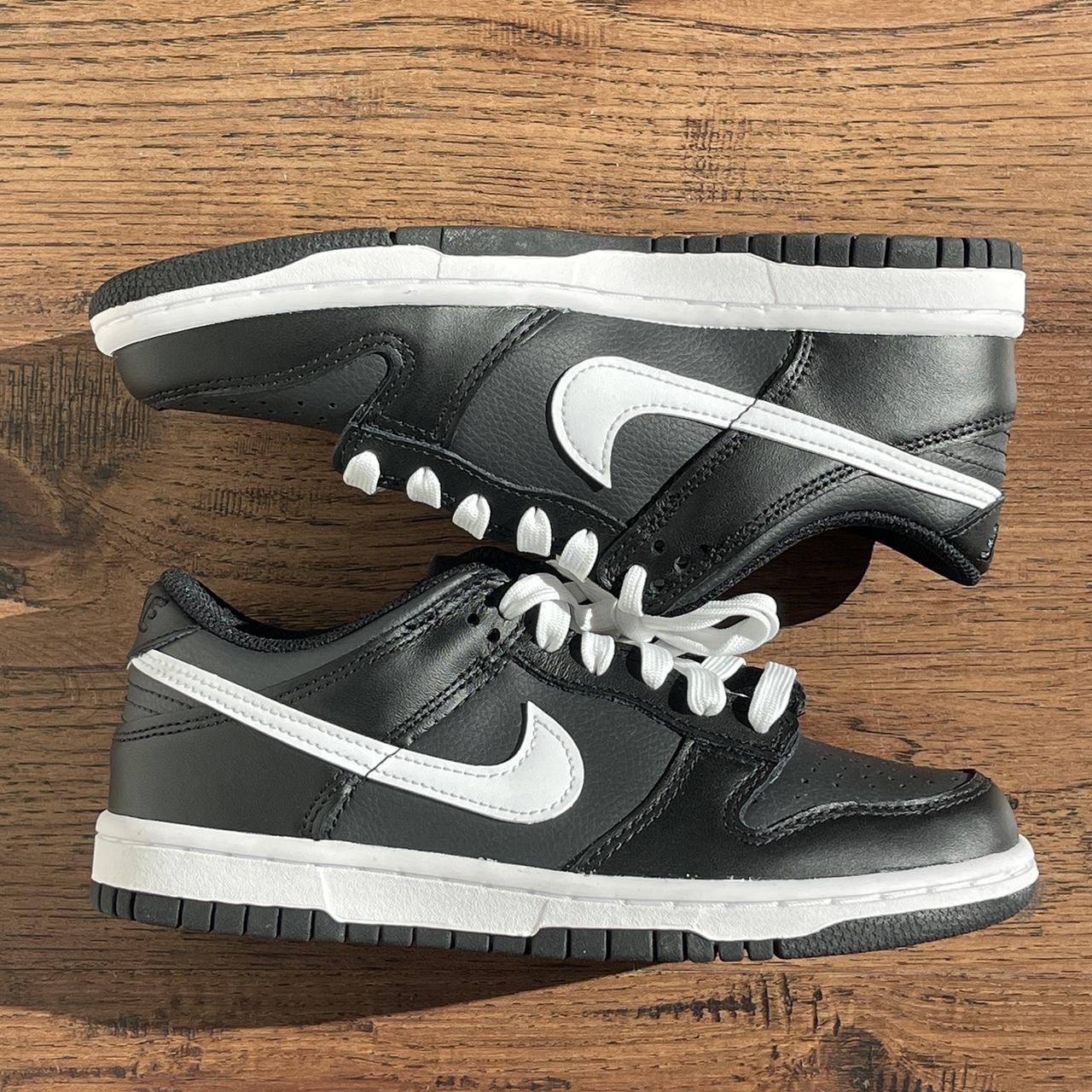 Nike dunk low sold panda (GS 4.5Y)