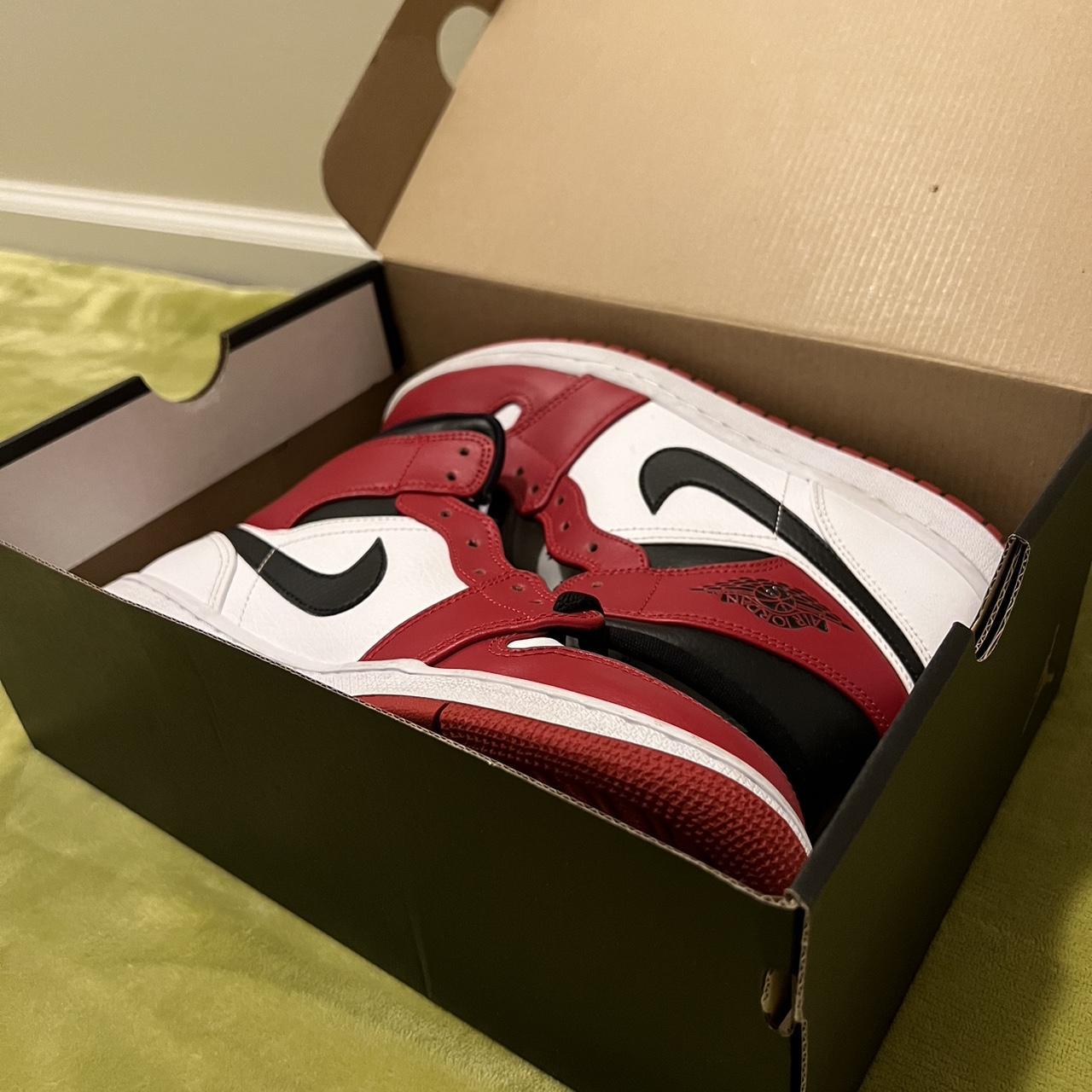 2020 Air Jordan Mid ‘Chicago’, -Used Good