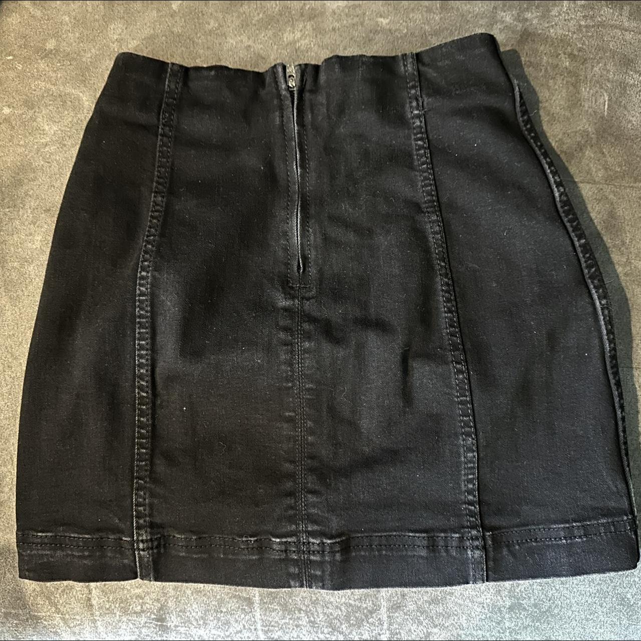 Black jean skirt fits an XS - Depop