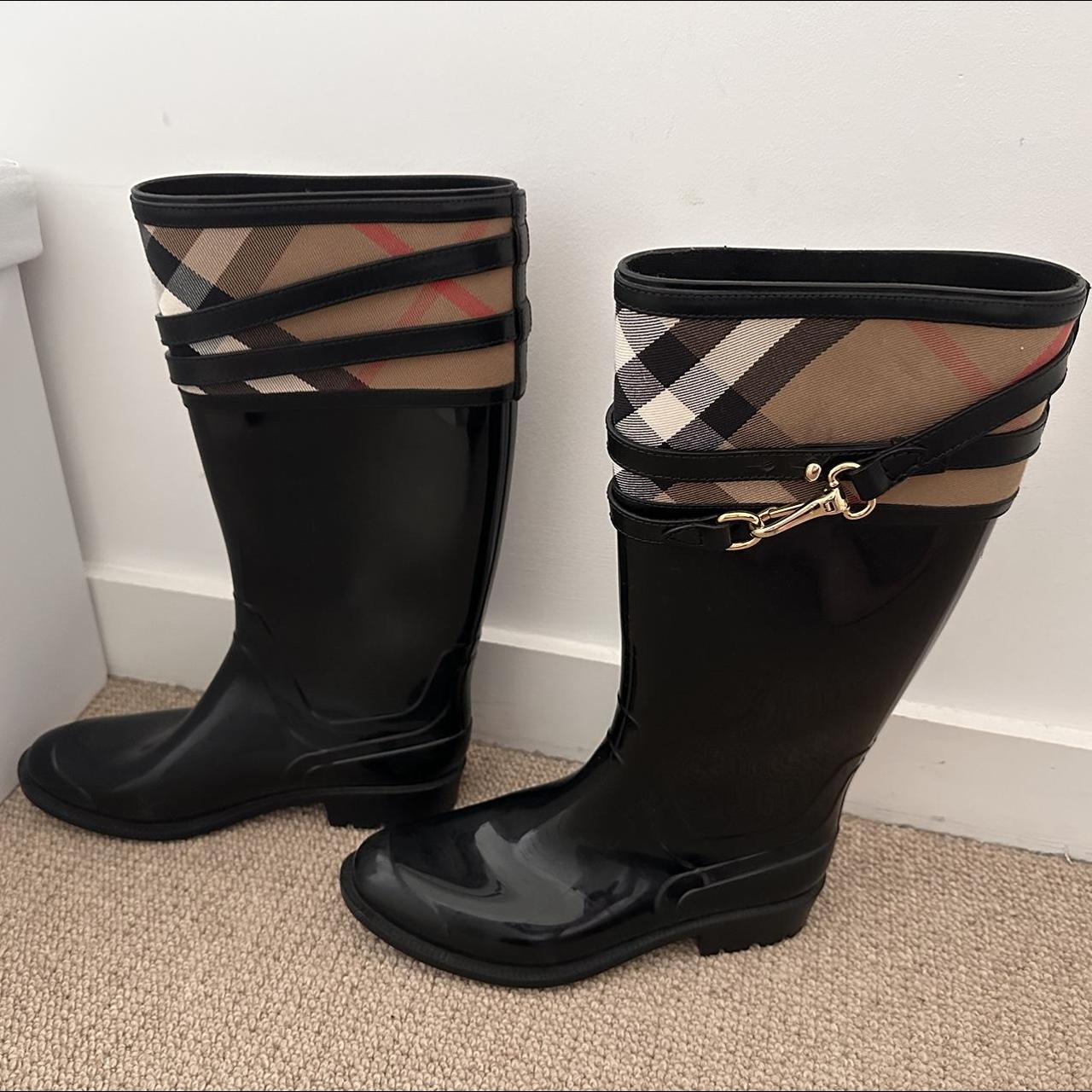 Burberry Women's Black and Tan Boots | Depop